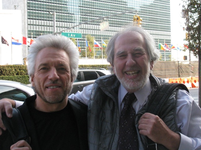 Gregg Braden i Bruce Lipton przed budynkiem ONZ
